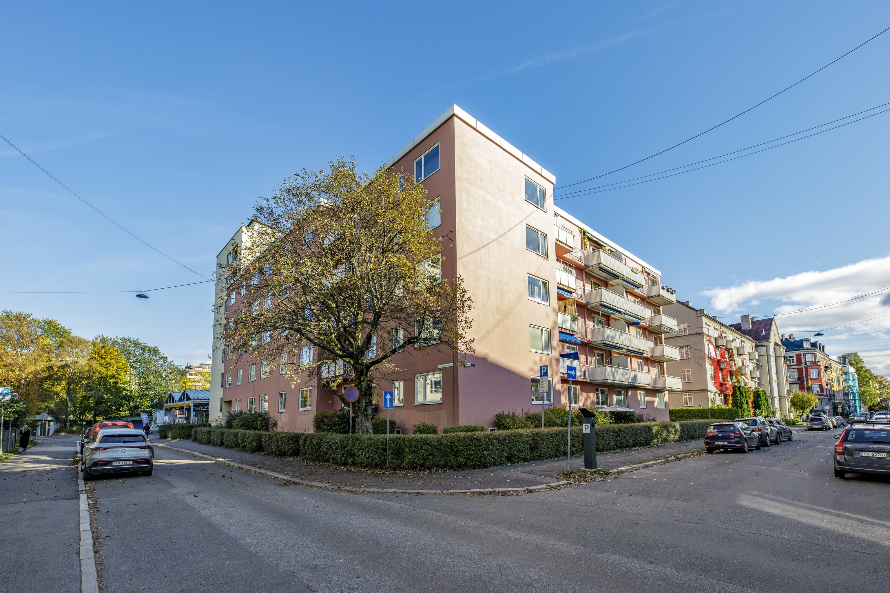 Harald Hårfagresgate 19 fasade fra utsiden fra gate med gateparkering dagtid