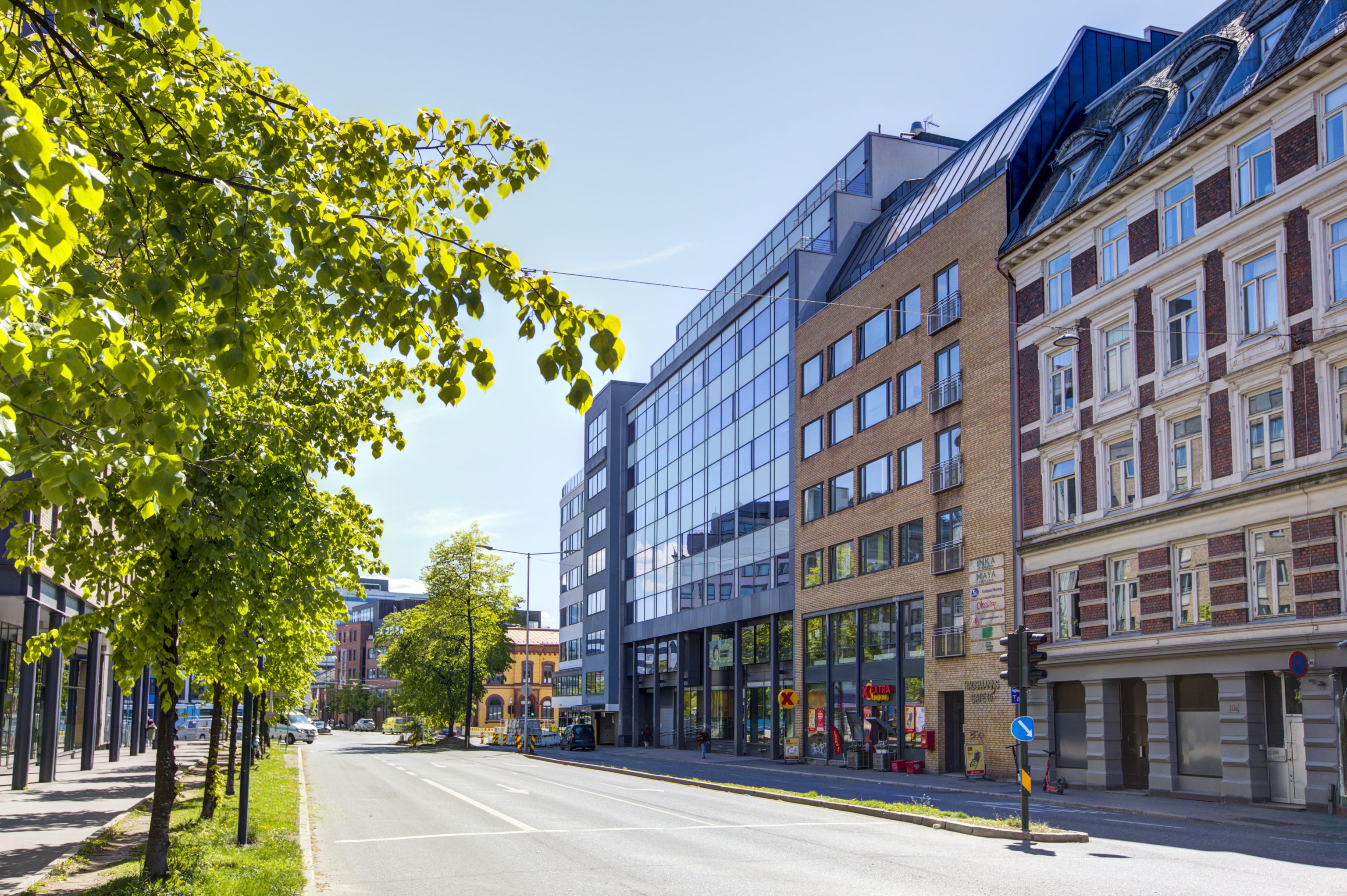 Hausmannsgate 19 næringsbygg fasade fra gate mot Storgata og lyskryss