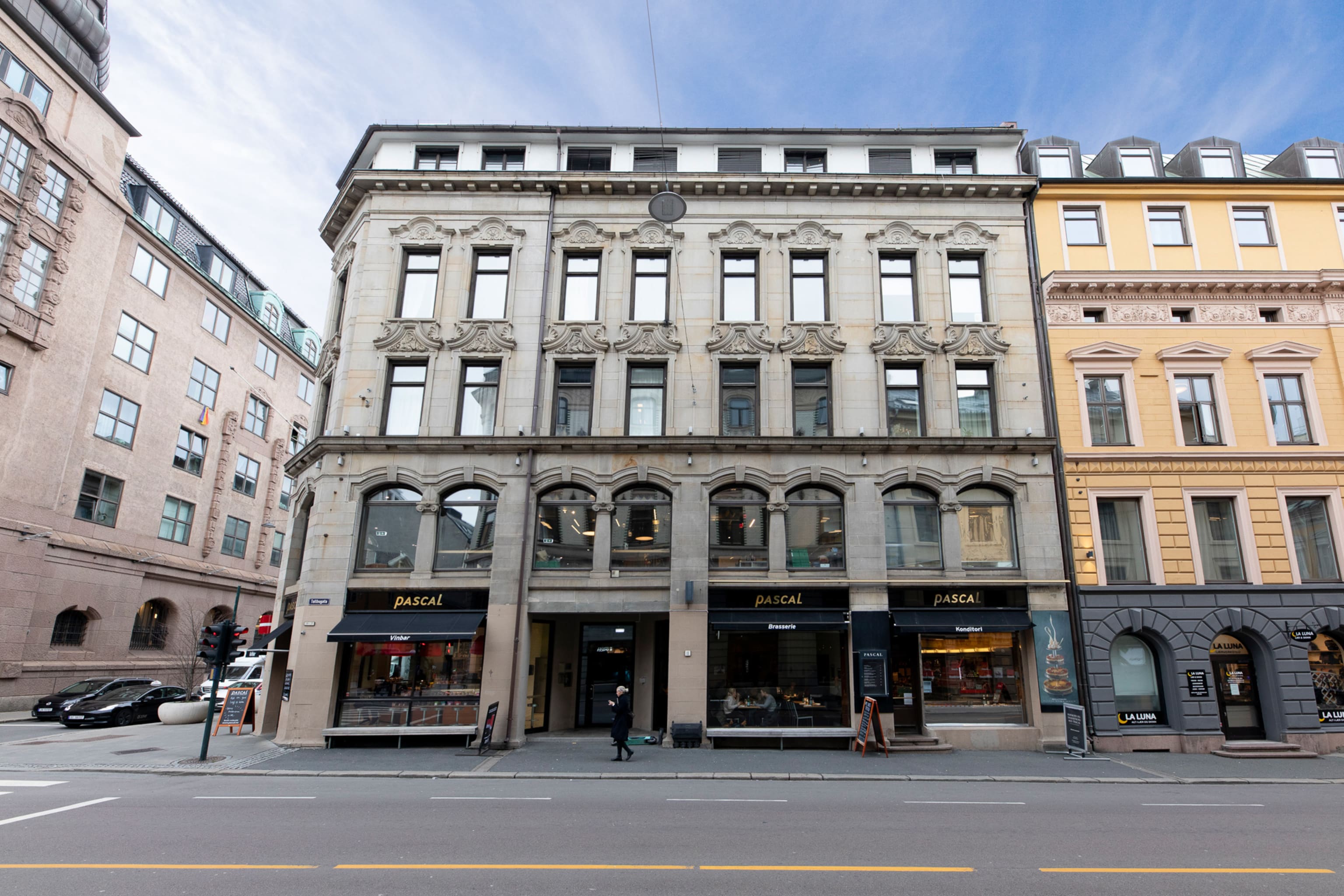 Fasadebygg forsiden med hovedinngang til næringslokaler og leiligheter over tatt fra Tollbugata