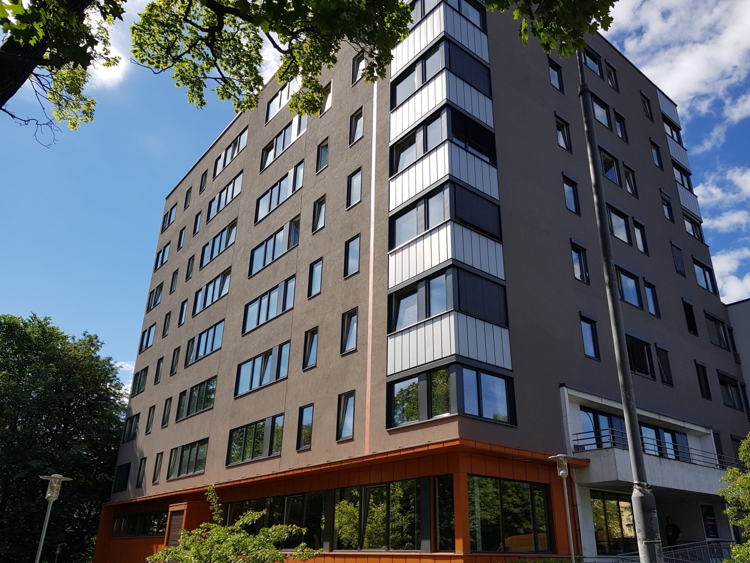 Fasade forsiden av leilighetsbygg