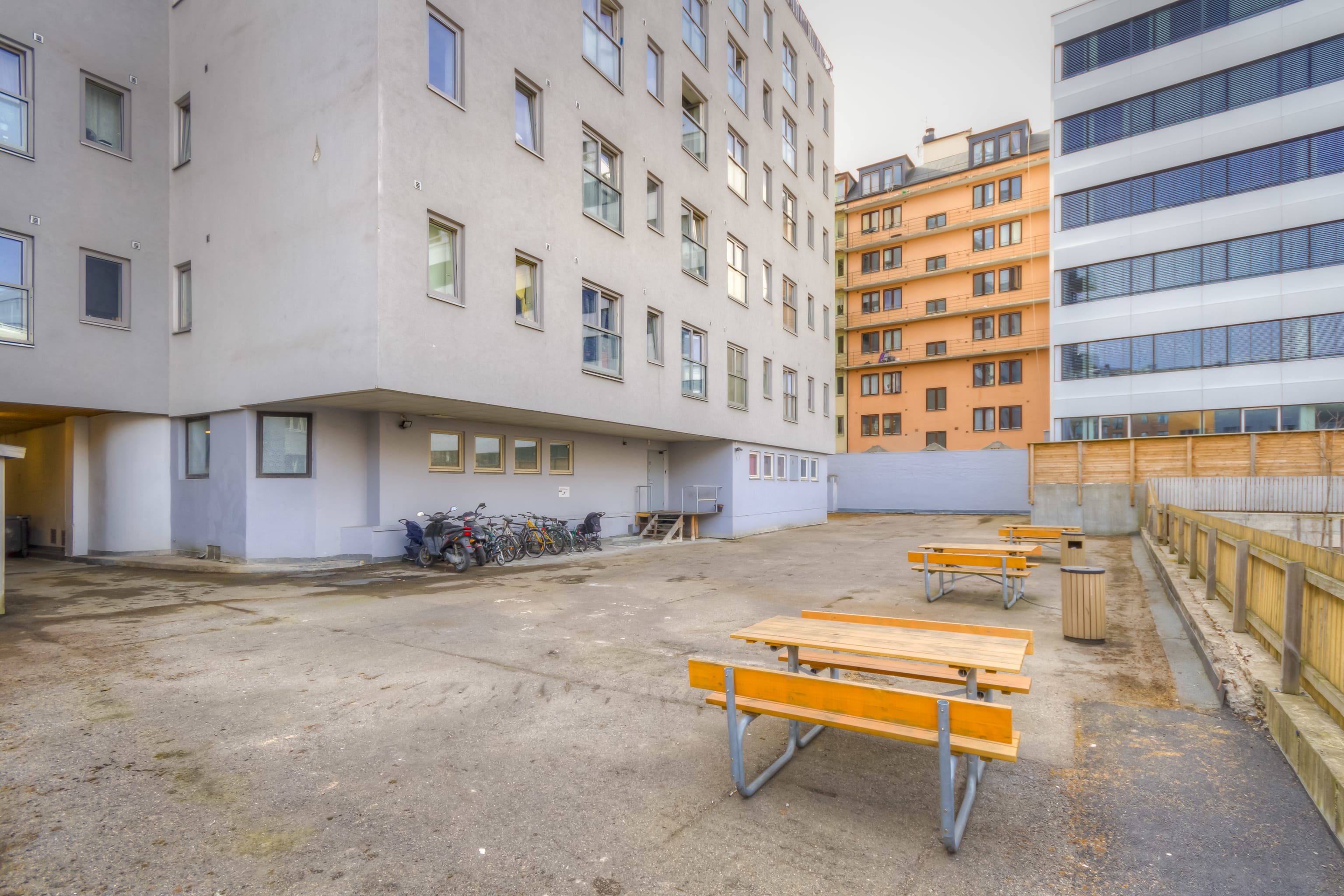 Breigata 10 bakgård med sykkelparkering og uteplass