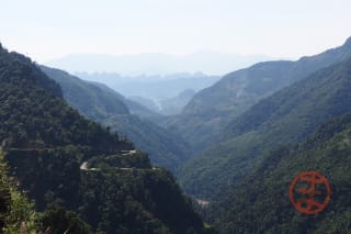 山肌を縫って走る