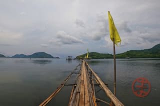 フローティング・ハウスへ続く桟橋