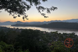 山並みが夕陽に映えるメコン川サイド