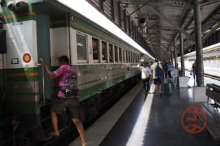 タイでも列車はよじ登りスタイル