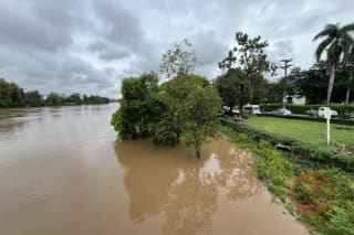 河川敷の木々が水没しつつあるピン川