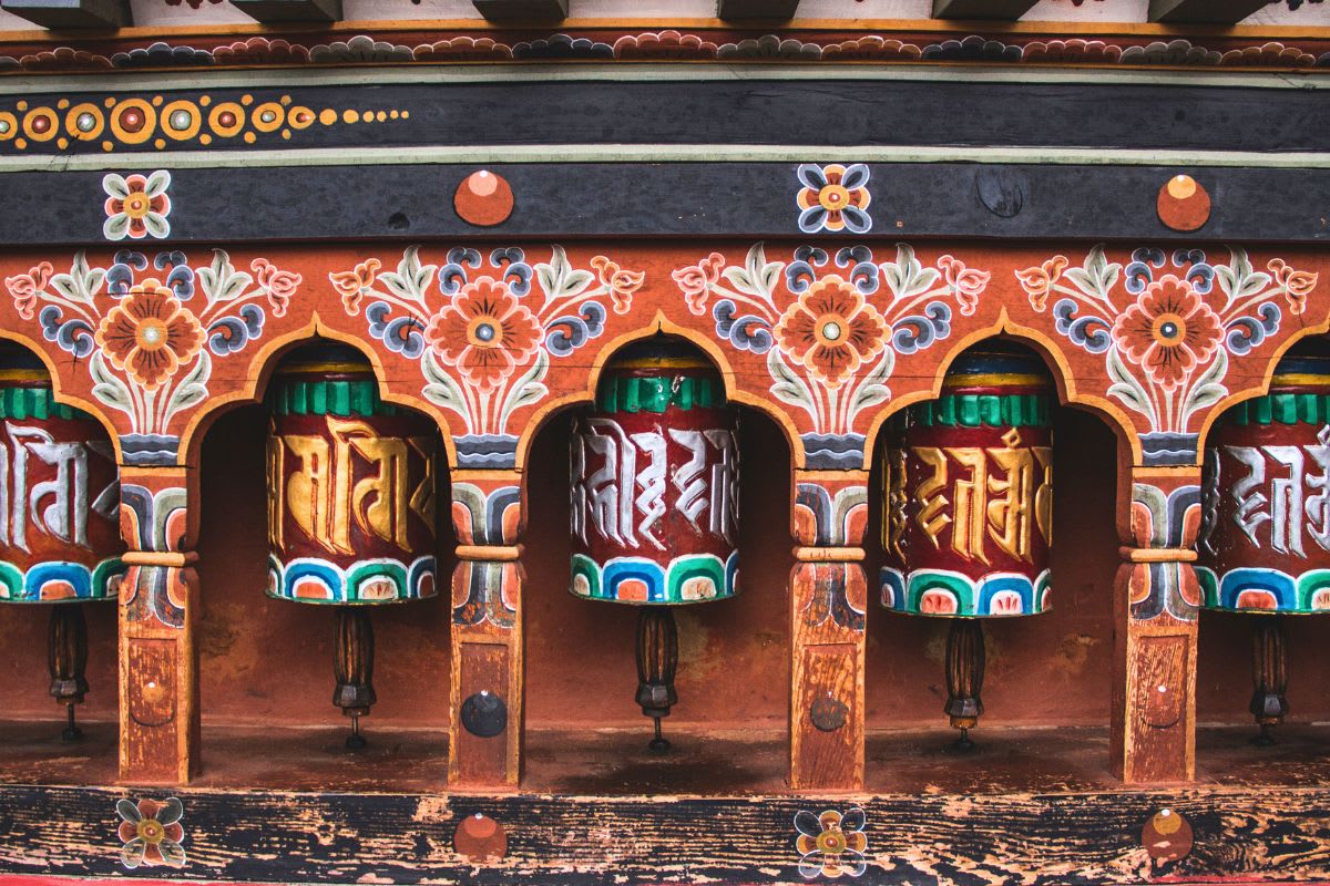Bemalte Gebetsmühlen in Bhutan