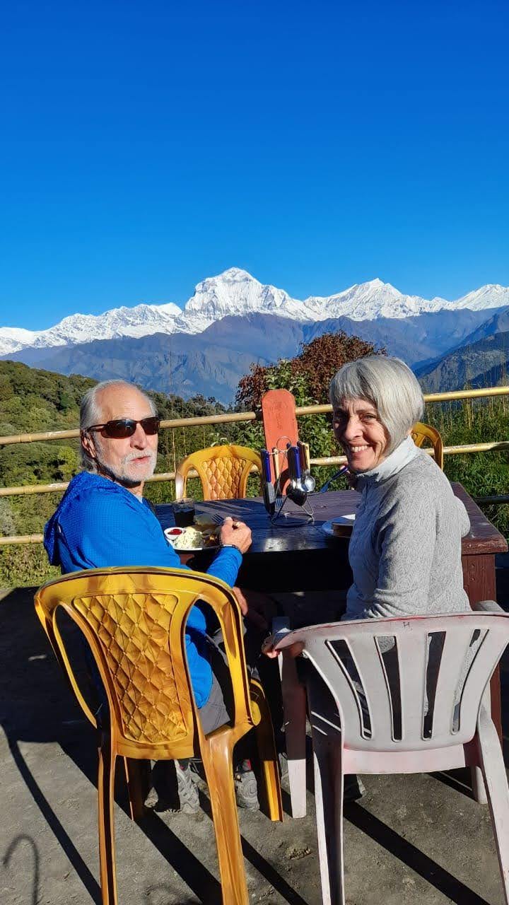 Frühstück auf einer Lodge-Terrasse mit Blick auf die Berge