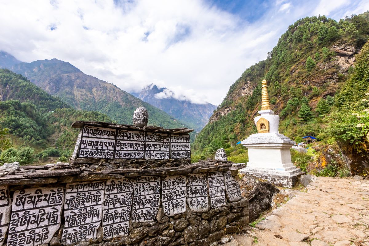Mani-Mauer und weiße Stupa am Trekkingweg