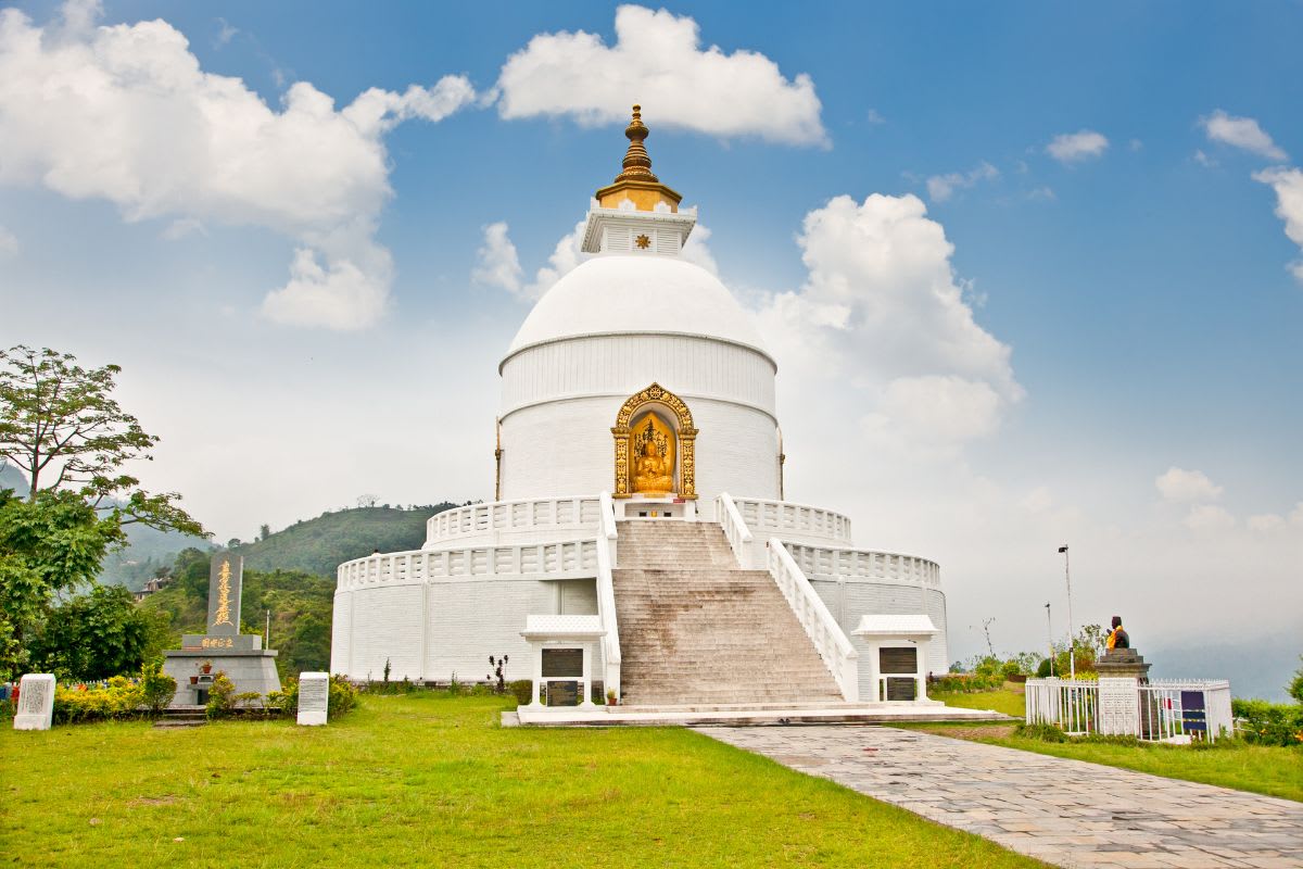 Weiße Friedenspagode über Pokhara