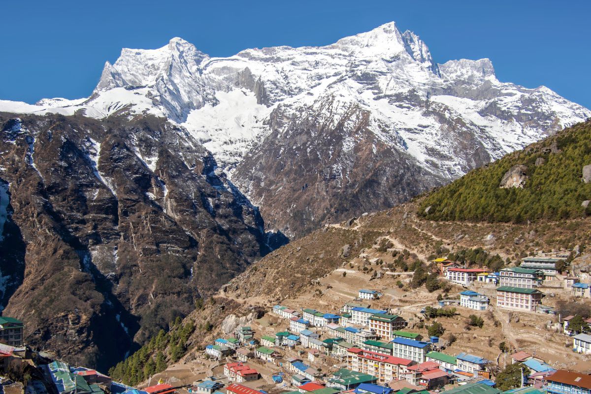 Namche Bazaar am Hang unter dem Kongde Ri