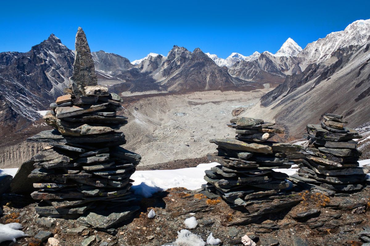 Gedenk-Steinmänner am Thukla-Pass über dem Khumbu-Gletscher