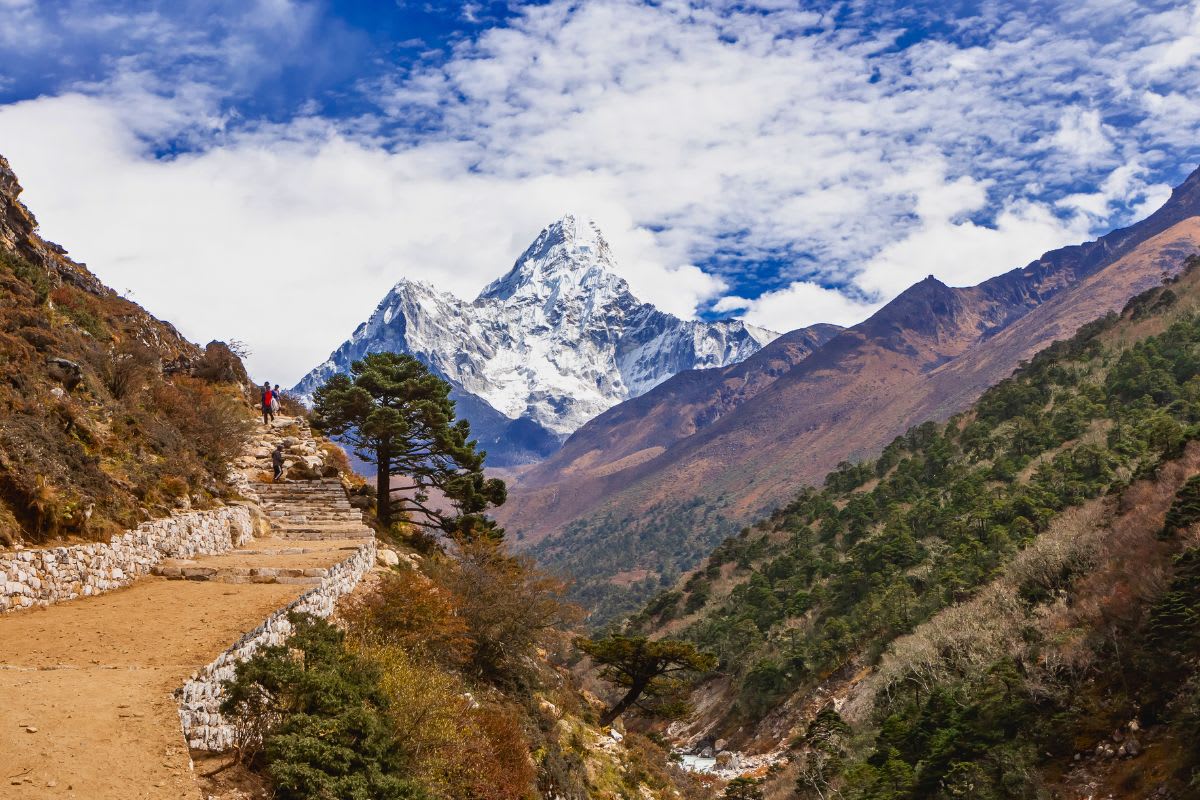 Trekkingweg im Khumbu-Tal mit der Ama Dablam