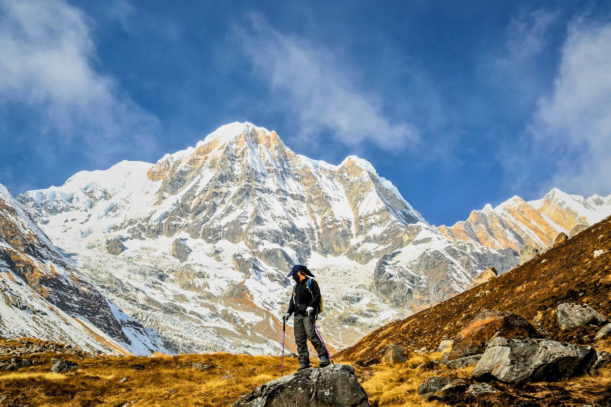 Trekker vor der Südwand der Annapurna