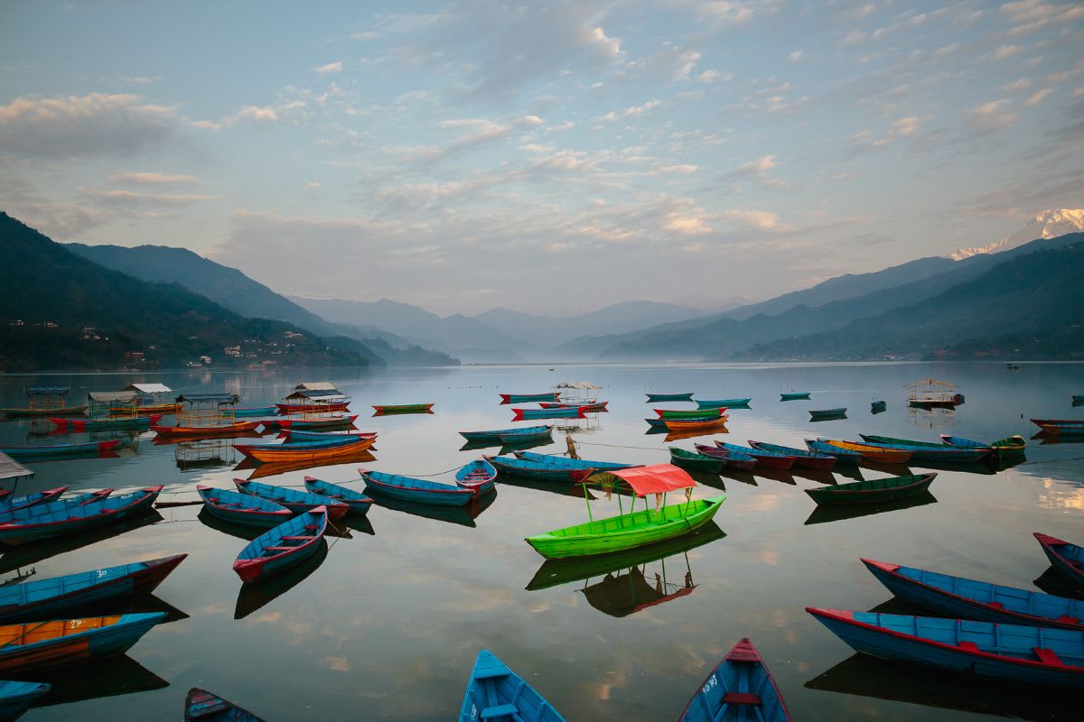 Ruderboote auf dem Phewa-See in Pokhara am Morgen