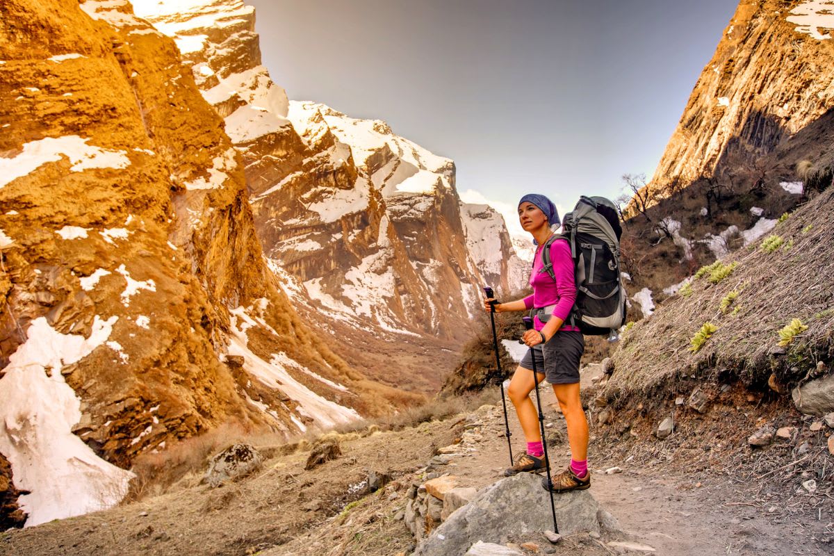 Trekkerin im Tal unterhalb des Annapurna Base Camp