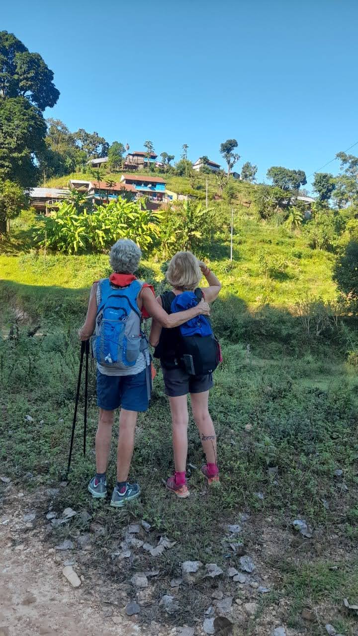 Zwei Kinder mit Rucksäcken auf einem Wanderweg