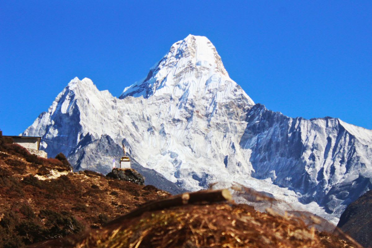 Ama Dablam über einem Dorf im Khumbu