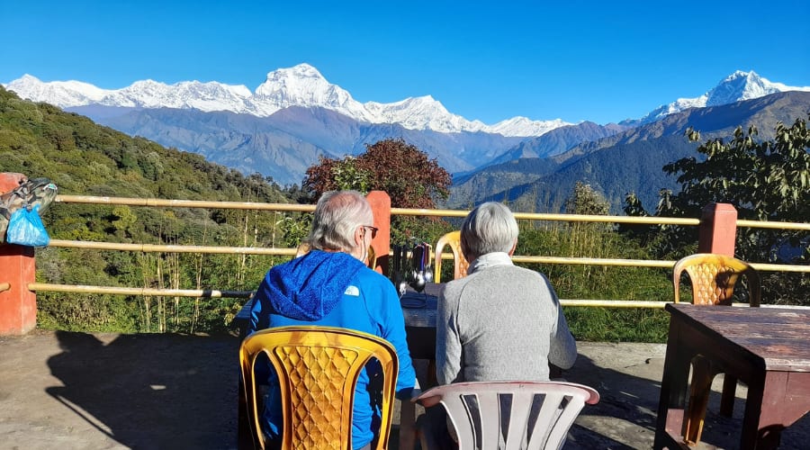 Trekker genießen die Aussicht nahe dem Tilicho-See