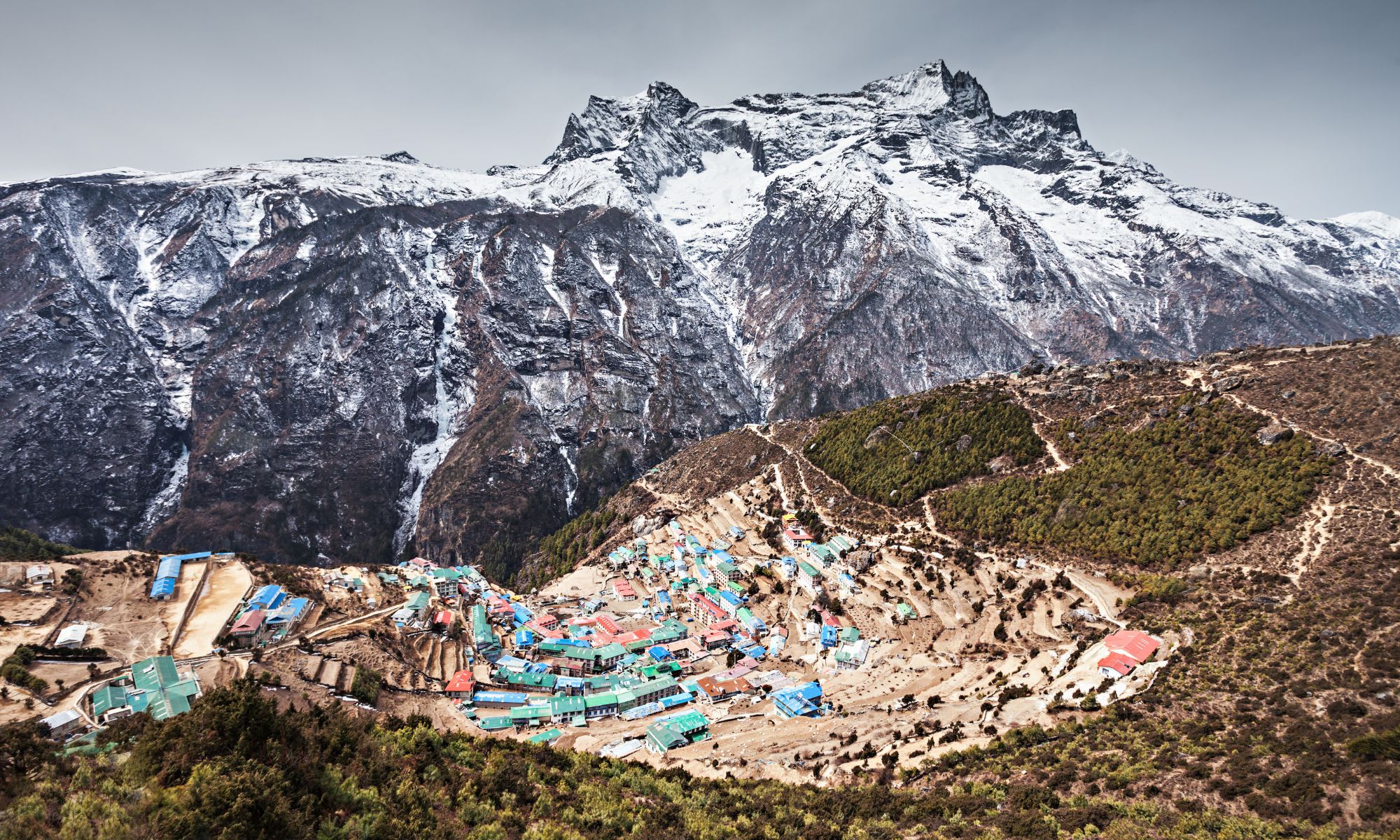 Namche Bazaar von oben mit dem Kongde Ri