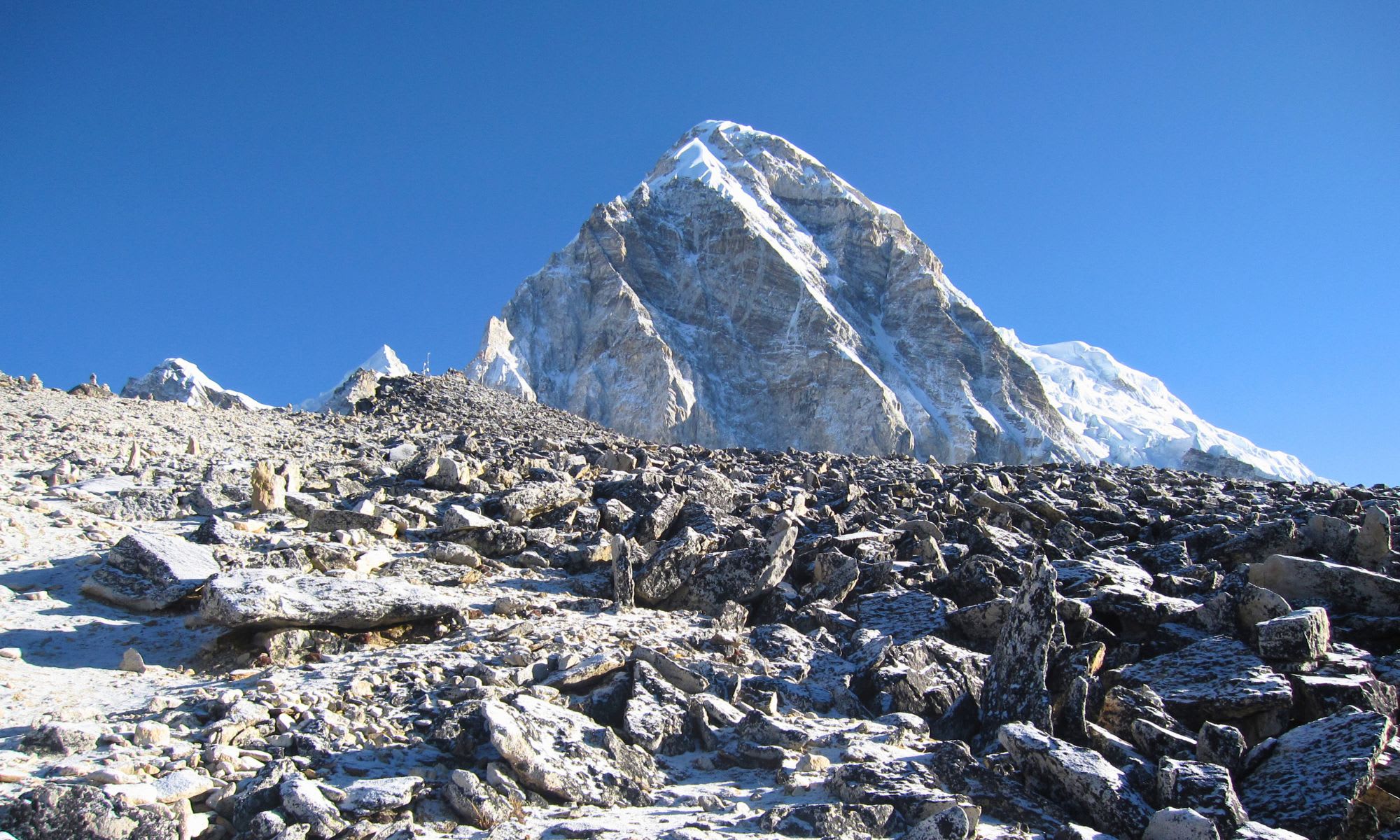 Pumori über dem Geröllfeld des Khumbu-Gletschers