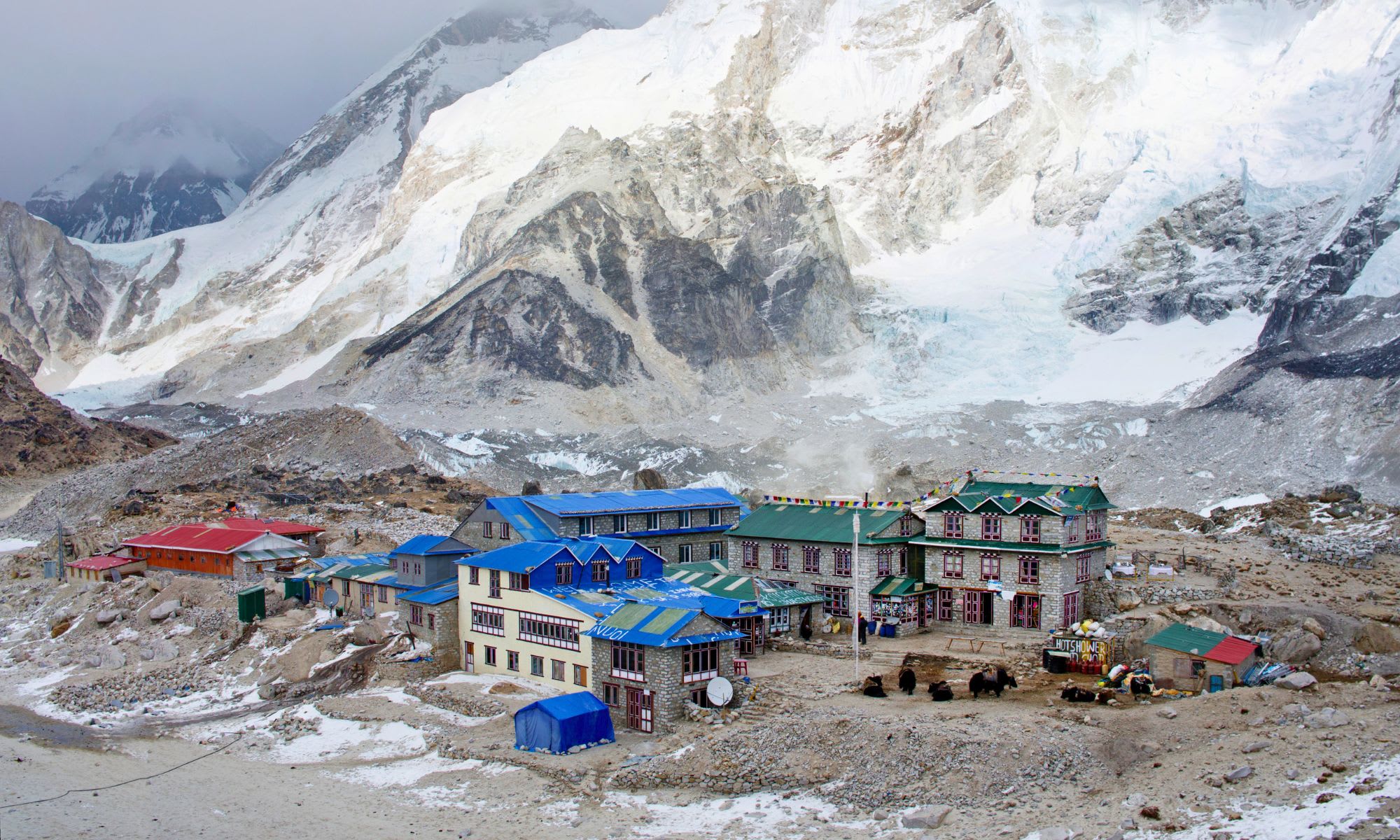 Lodges von Gorak Shep vor dem Khumbu-Gletscher und dem Nuptse