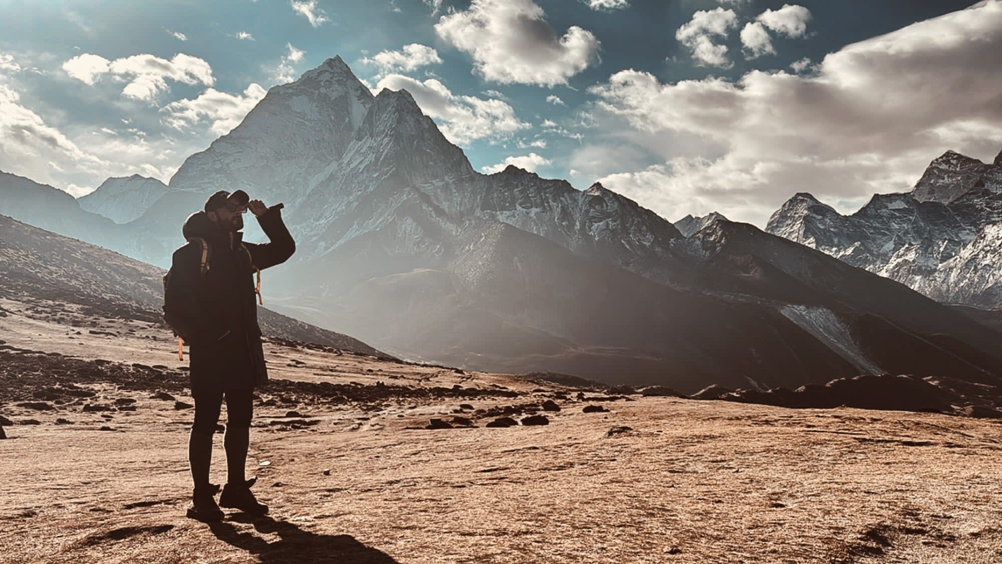 Trekker fotografiert die Ama-Dablam-Bergkette im Morgenlicht der Everest-Region