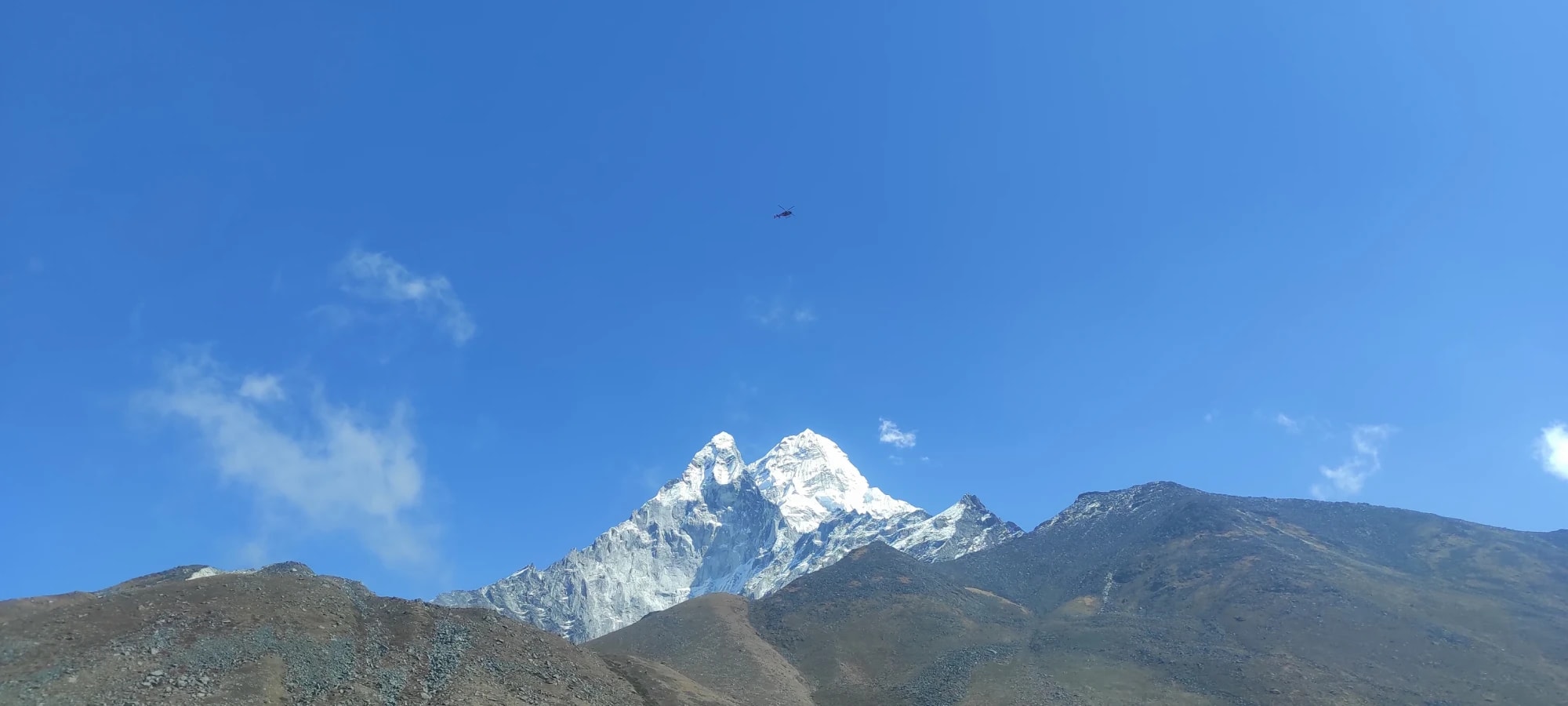 Helikopter im Anflug auf das Everest-Massiv
