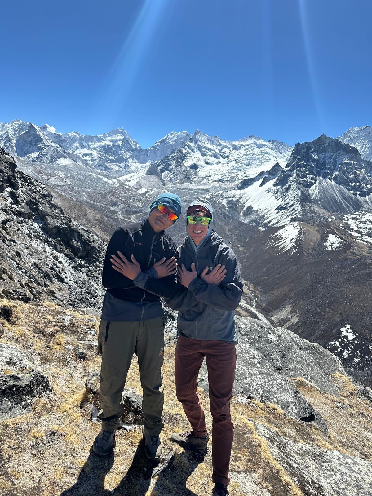 Zwei Bergsteiger vor den Gipfeln des oberen Khumbu