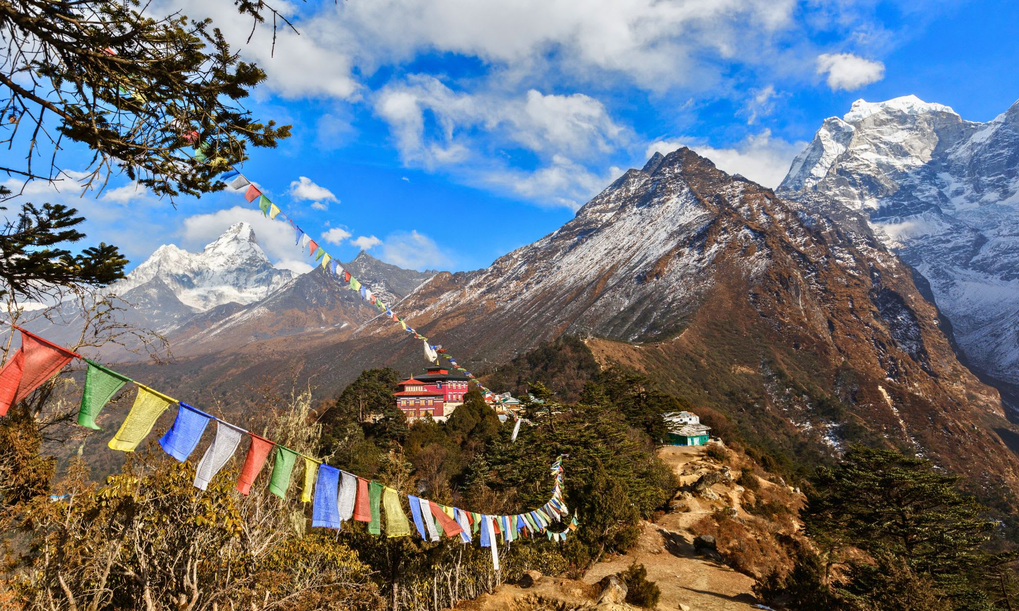 Gebetsfahnen über dem Tal mit Blick auf Everest und Ama Dablam