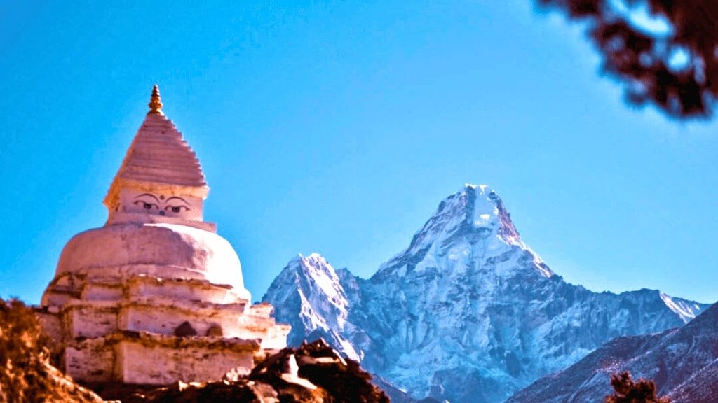 Weiße Stupa vor der Ama Dablam am Weg nach Tengboche