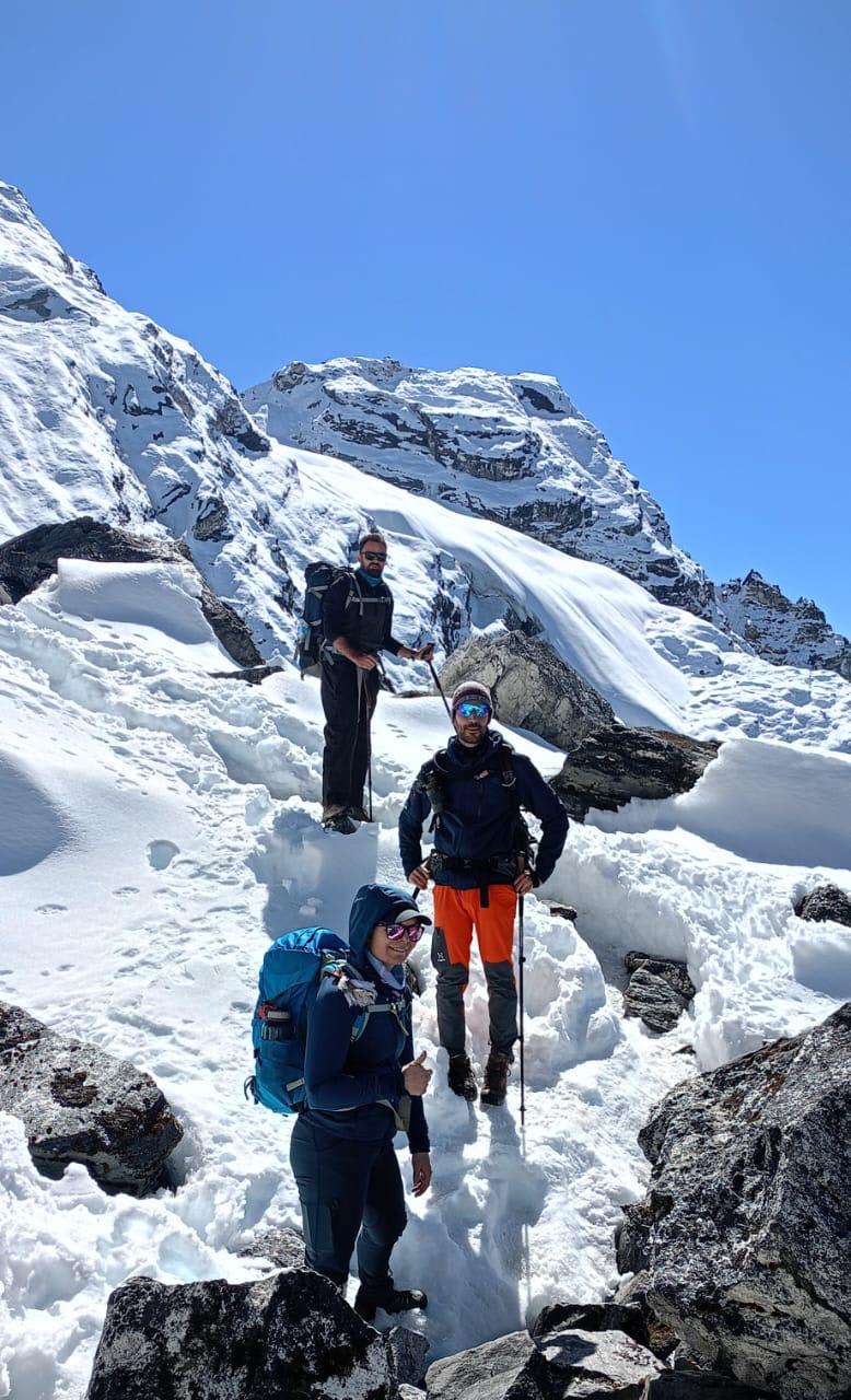 Trekkinggruppe im Schnee unter einem Gletscherabbruch