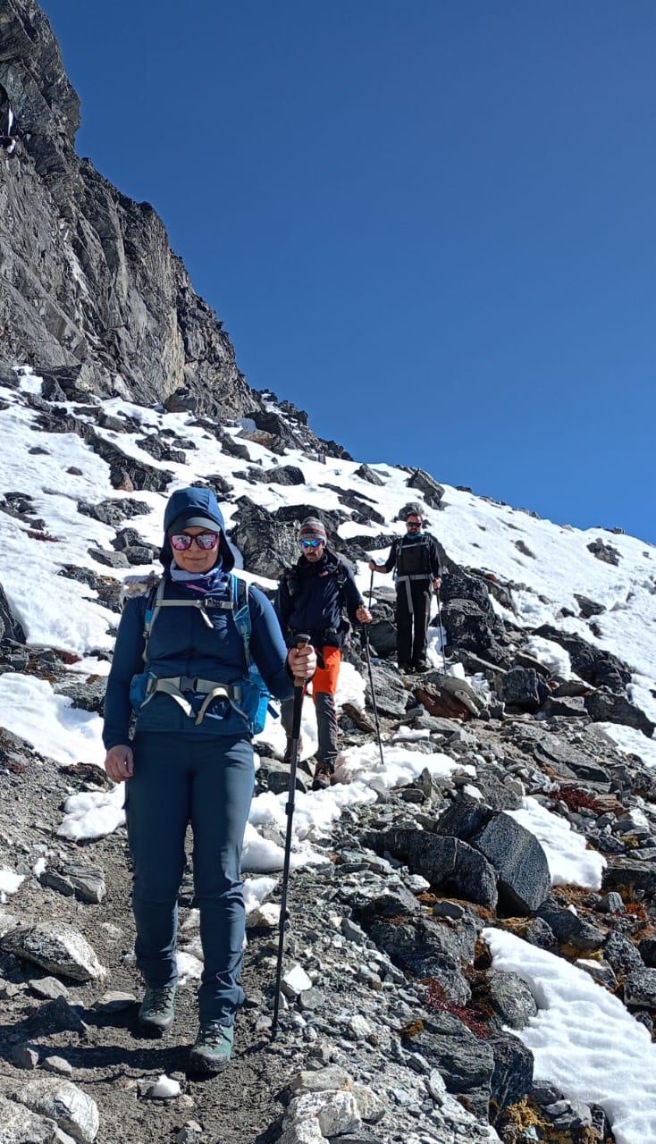 Trekker im verschneiten Aufstieg zu einem der drei Pässe