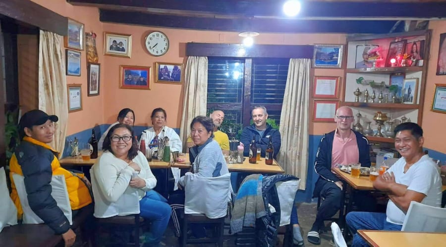 Trekkinggruppe in Schichtenkleidung in einer Teahouse-Lodge