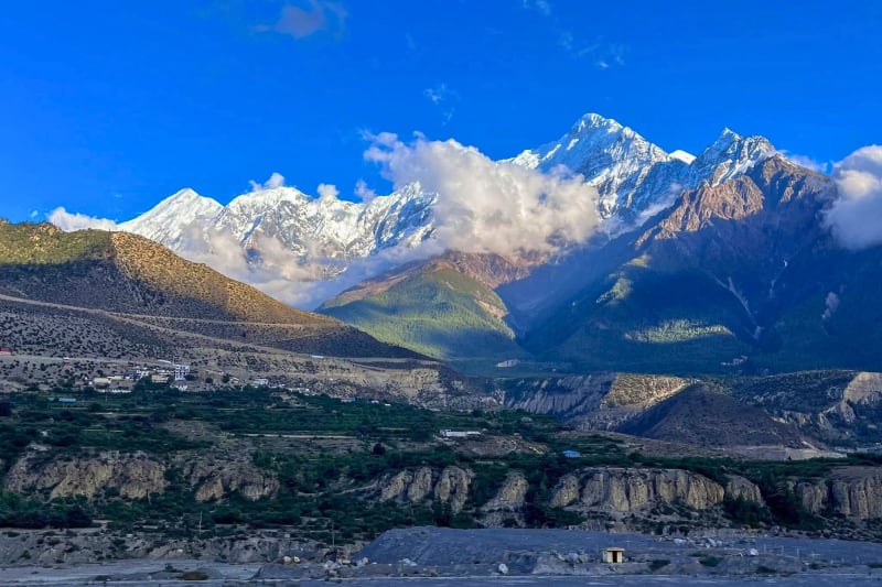 Das breite Kali-Gandaki-Tal mit den Gipfeln des Himalaya