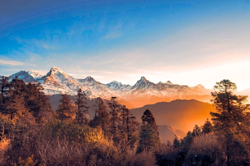Sonnenuntergang über der Annapurna-Kette und den Wäldern