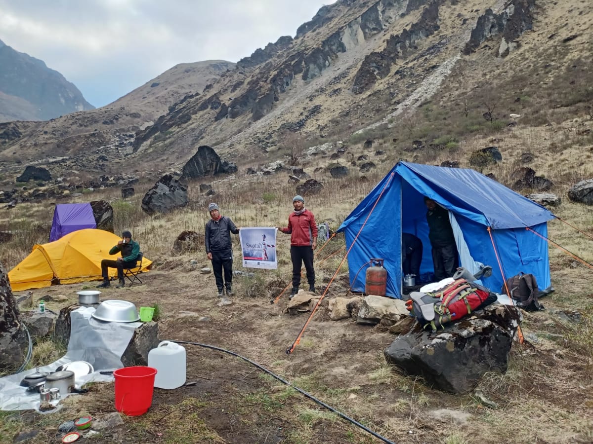 Helicopter lifting from Gorak Shep at 5,164 m below Everest