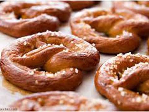 μαλακό Pretzel με κανέλα και ζάχαρη