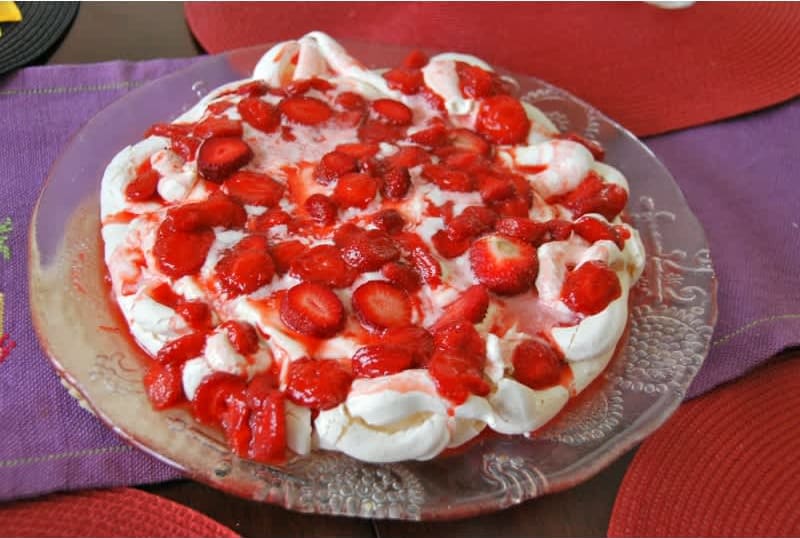 Συνταγή Χορευτική Τούρτα Pavlova με φράουλες!