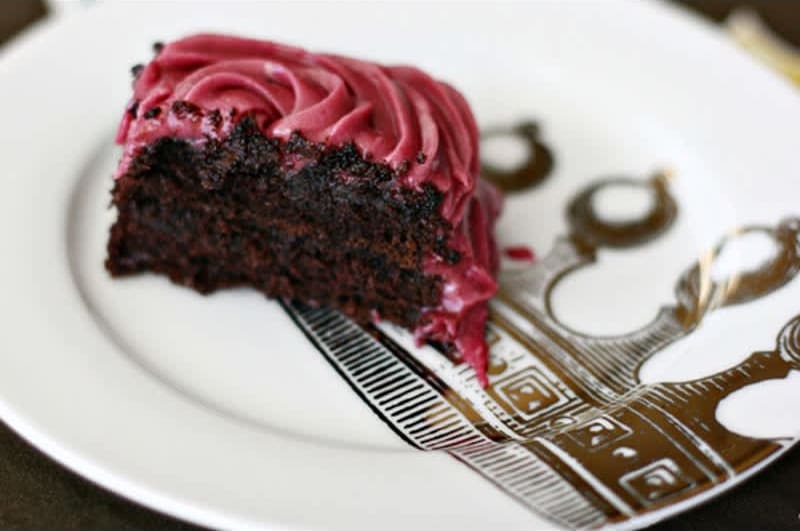 Συνταγή τούρτα σοκολάτας γλασαρισμένη με ροζ κρέμα βουτύρου