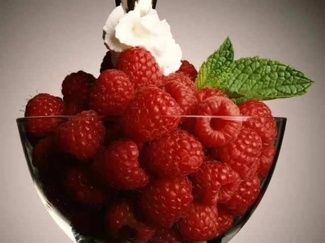 Ρολό με μαρέγκα και βατόμουρα recipe