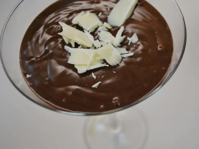 Μους σοκολάτας με επισκέπτη... το βύσσινο! recipe