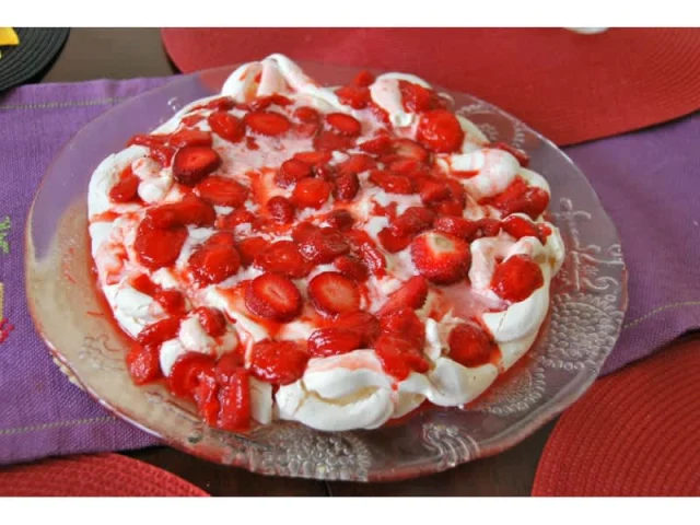 Χορευτική Τούρτα Pavlova με φράουλες! recipe