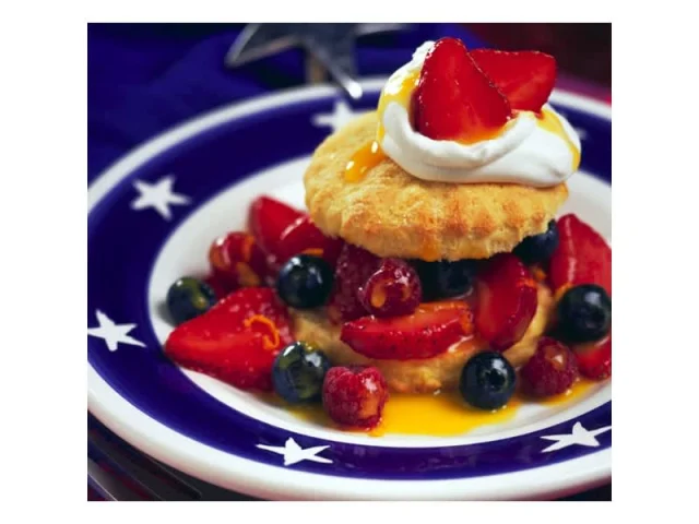 Βάφλες με φράουλες και σαντιγί recipe