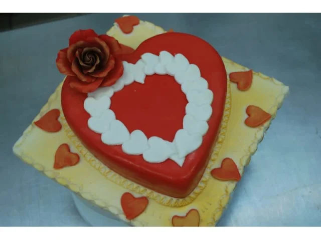 Τούρτα καρδιά με κρέμα-σοκολάτα κι επικάλυψη ζαχαρόπαστας - Gourmet Επιδόρπιο recipe