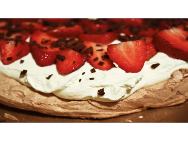 Σοκολατένια Πάβλοβα με φράουλες recipe