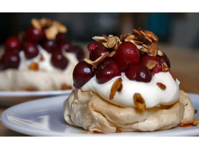 Λευκή Πάβλοβα με ροζ φράουλες recipe