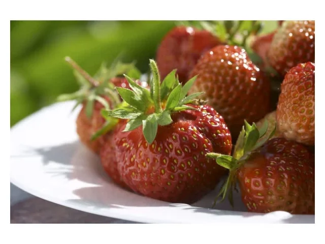 Φραουλένια τούρτα οχυρωμένη με πουράκια recipe