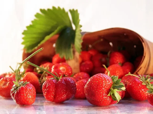 μαρέγκες με φρέσκες φράουλες - Τάρτες-Ταρτάκια recipe