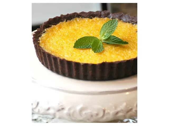 Τάρτα λεμονιού που ξεκουράζεται πάνω σε σοκολατένια βάση - Τάρτες-Ταρτάκια recipe